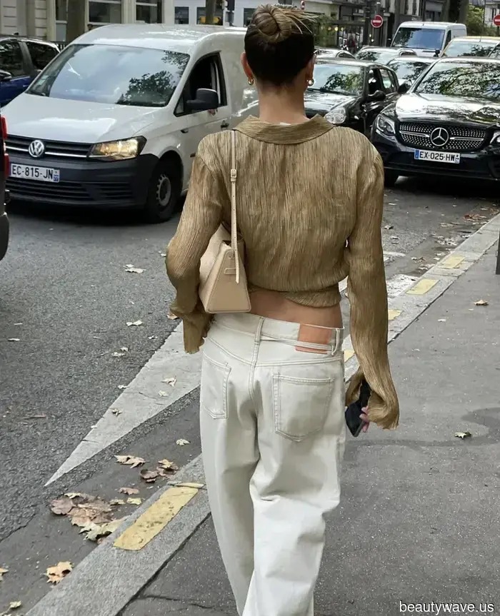 Wenn Sie versuchen, sich diesen Herbst wie eine Französin zu kleiden, überspringen Sie diese Denim-Trends.