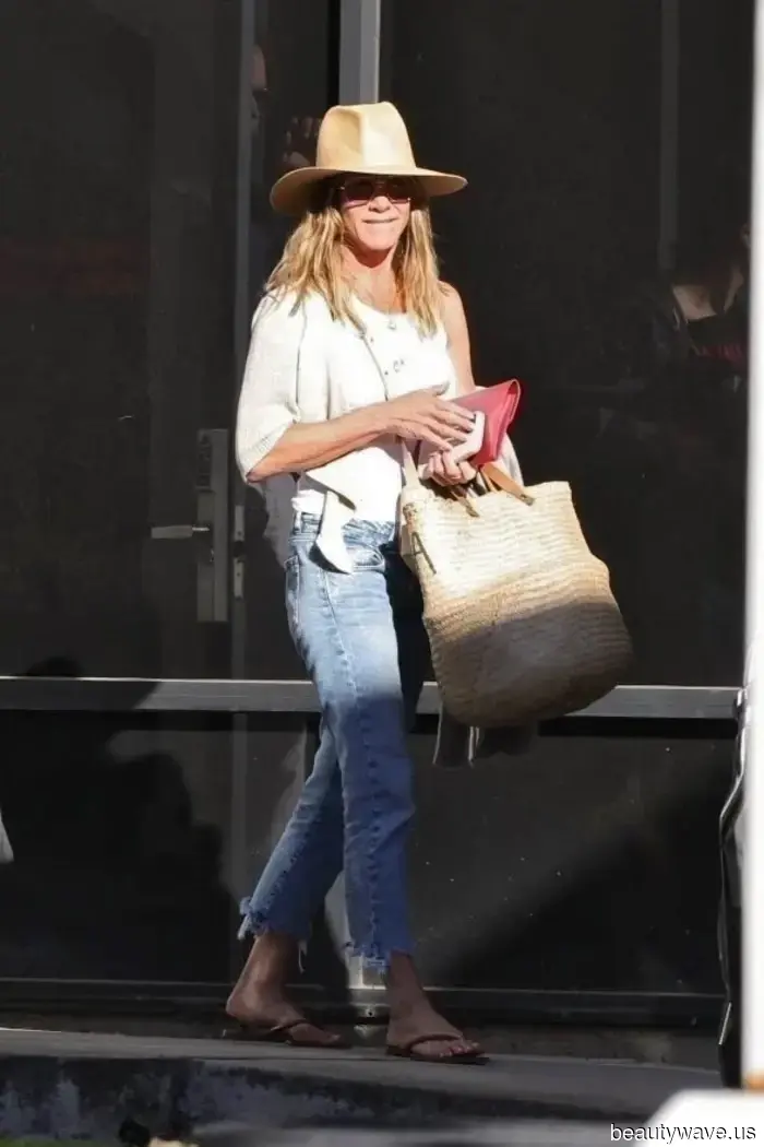 Дженнифер Энистон по-прежнему одевается для аэропорта, как в 90-х — 3 спорные тренда обуви, которые она…