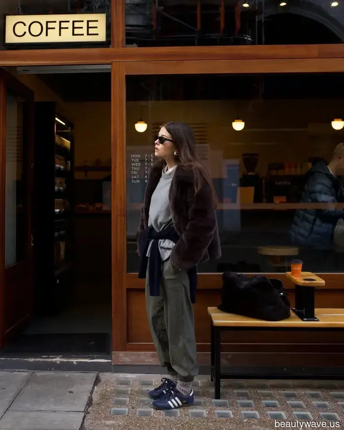 Reglas de Capas Chic: Cómo las Personas de Moda Están Usando Suéteres con Jeans, Faldas y Todo lo Que Hay en el Medio