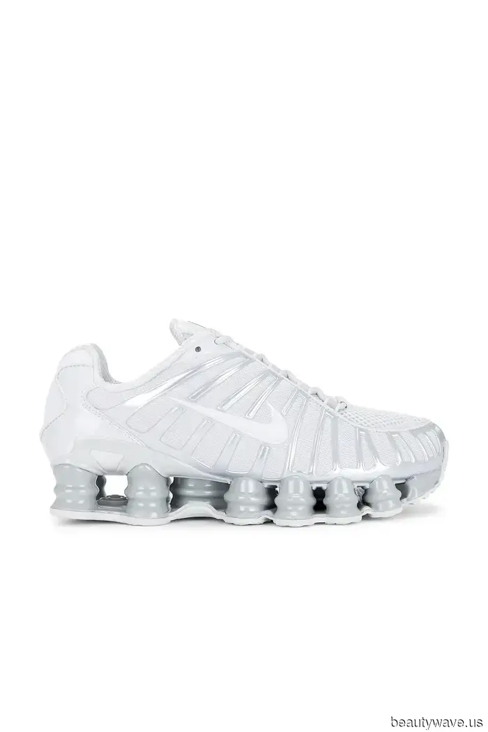 If you plan to wear white sneakers, combine them with this trendy legging style that’s anything but basic for a chic look.