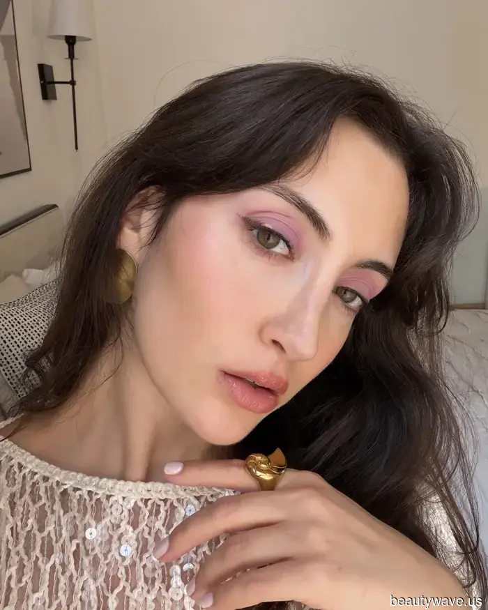 I Found 5 French-Girl Techniques for Applying Eye Makeup This Summer, and It's All Because of This Single Product.
