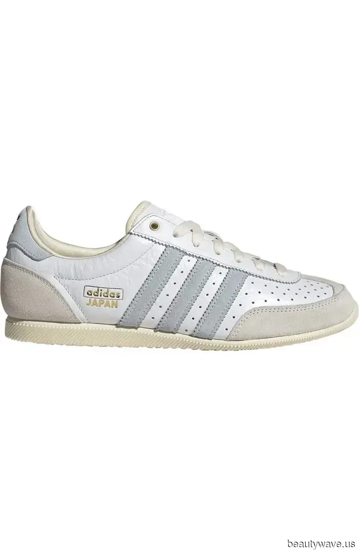 Estoy usando zapatillas, sandalias y zapatos planos hasta nuevo aviso—me gustan estos 28 de Nordstrom.