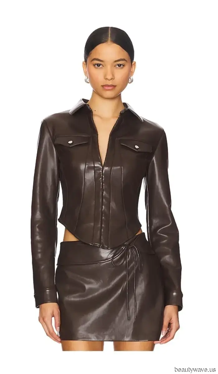 Черный и белый — классика, но модная цветовая комбинация Айрис Лоу так свежа для 2026 года.