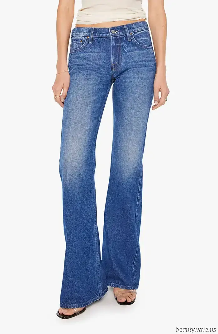 Wer jetzt in einem weißen T-Shirt cool aussehen will, trägt dazu diesen altmodischen Denim‑Trend.