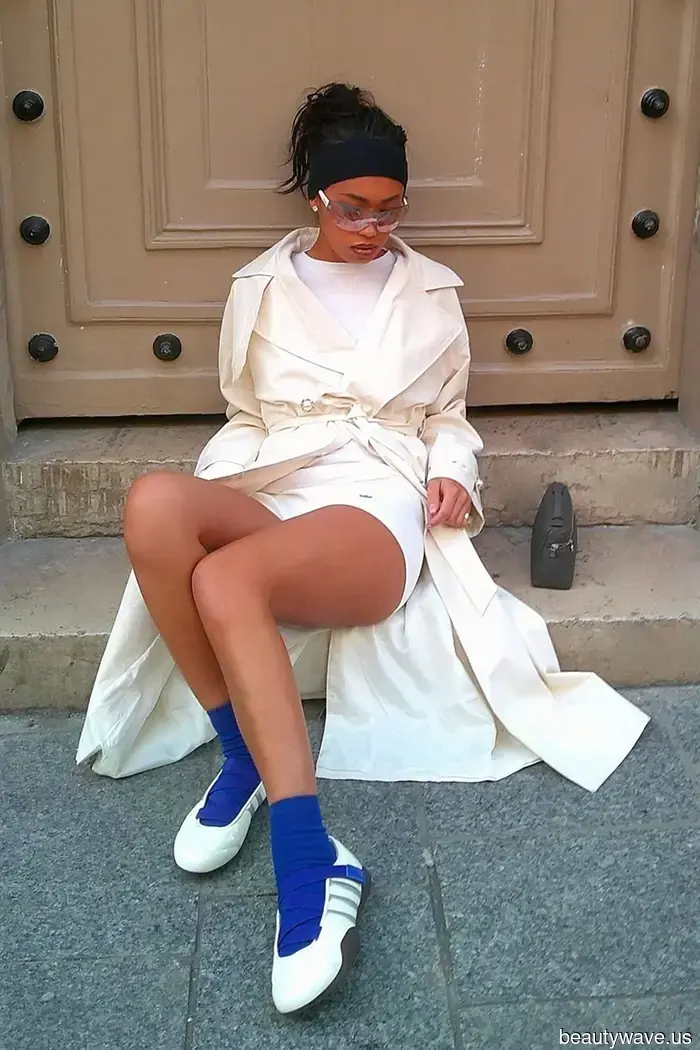 Wenn Sie möchten, dass Ihre grundlegenden Outfits in diesem Frühling cool aussehen, tragen Sie diesen Socken-Trend dazu.