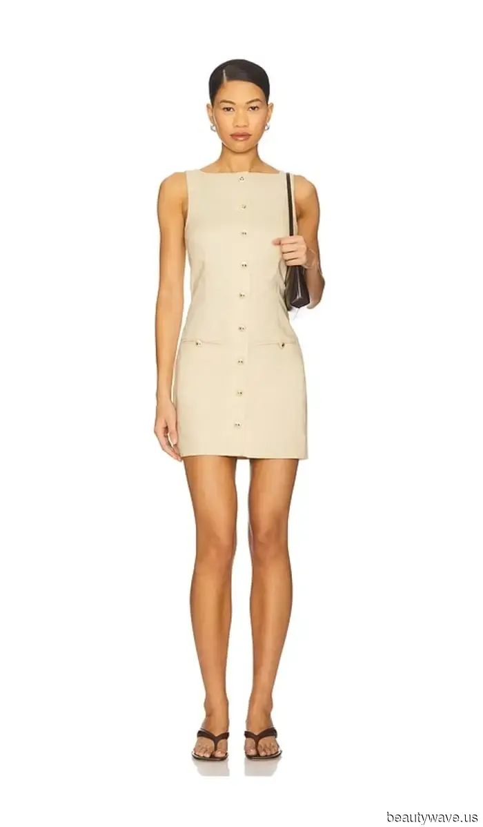 Visto en West Village: La tendencia del vestido no blanco que la gente de moda está usando sin parar con chanclas