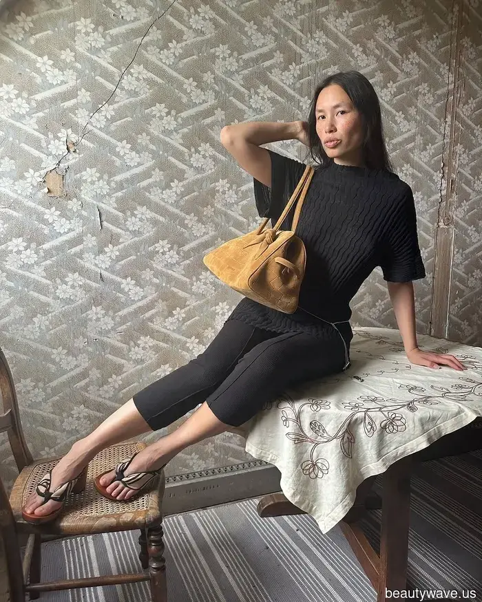 Il modo francese di abbinare i pantaloni capri neri questo autunno