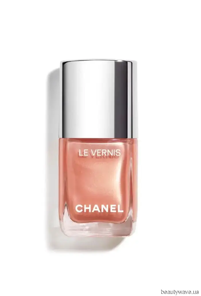 Forget the rest—this is the most stylish Christmas manicure!