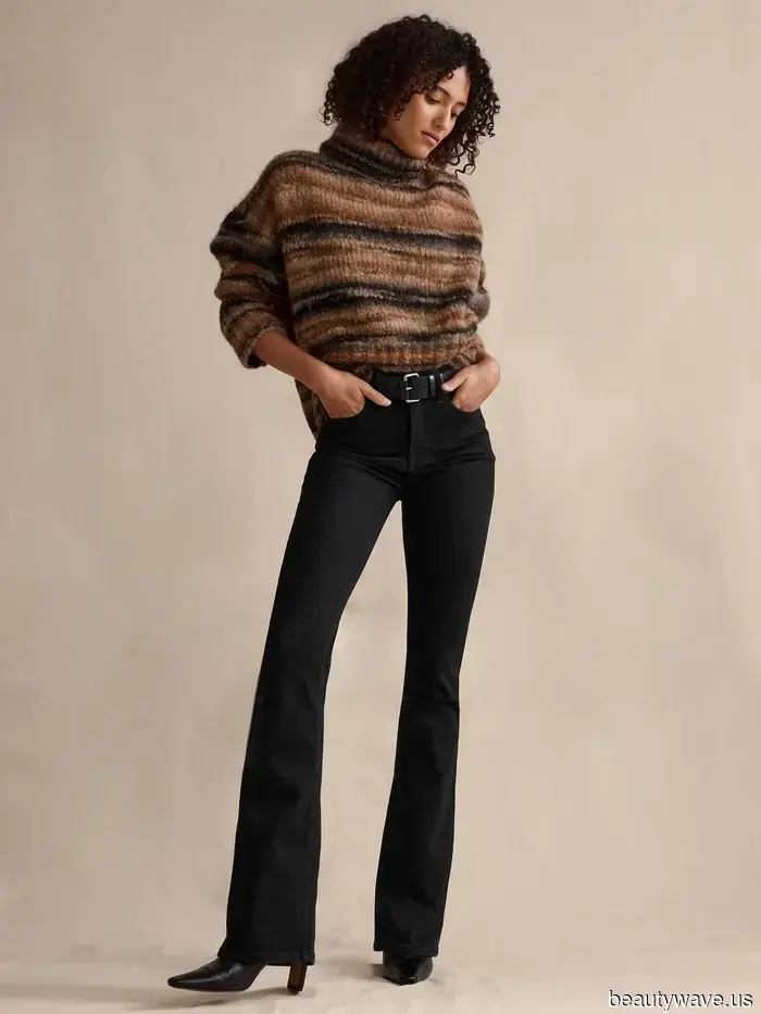 Dark blue jeans are undoubtedly trendy for Fall 2025, but there's also another sophisticated denim wash that's gaining popularity.