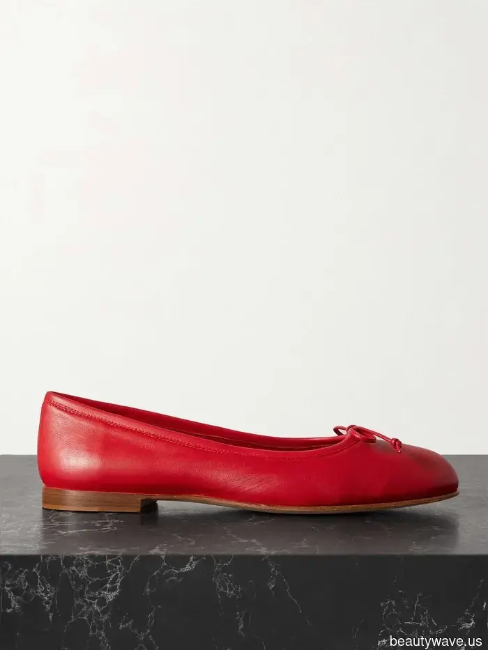 Improvvisamente, ogni persona di moda sta scambiando le scarpe nere per questa tonalità brillante.