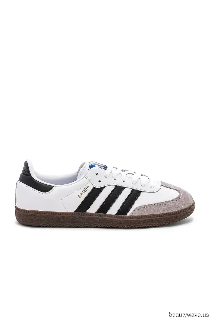 Promis in ihren 60ern stylen Jeans mit diesem einen Sneaker-Farbtrend.