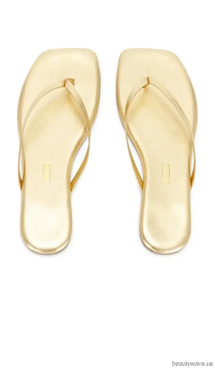 In Istanbul, J.Lo donned a coordinated ensemble paired with a shoe color trend sure to enhance the opulence of any outfit.