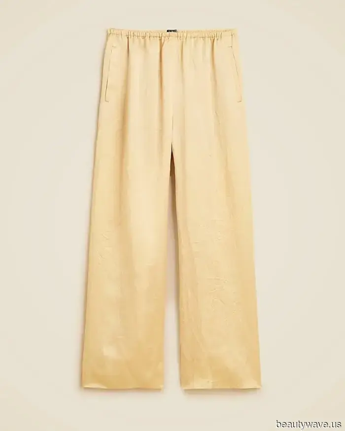 Making a Prediction: In a Month, This Cropped Pants and T-Shirt Look Will Be Worn by Everyone.