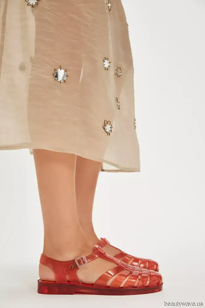 French girls have declared it—here are the 6 trendiest shoe styles to sport this summer.