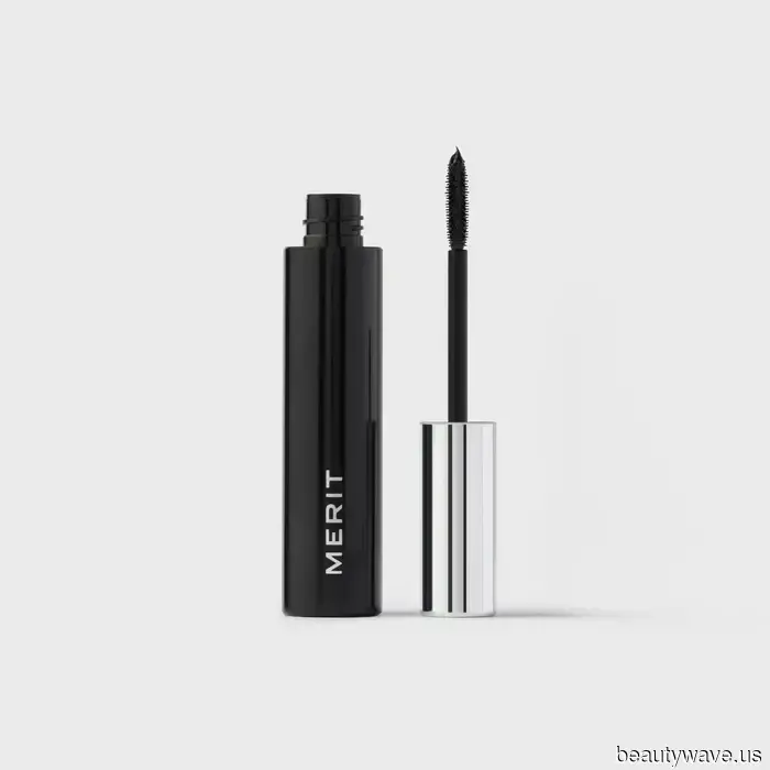 I've been quietly trying out Merit's new mascara, and it's really impressive.