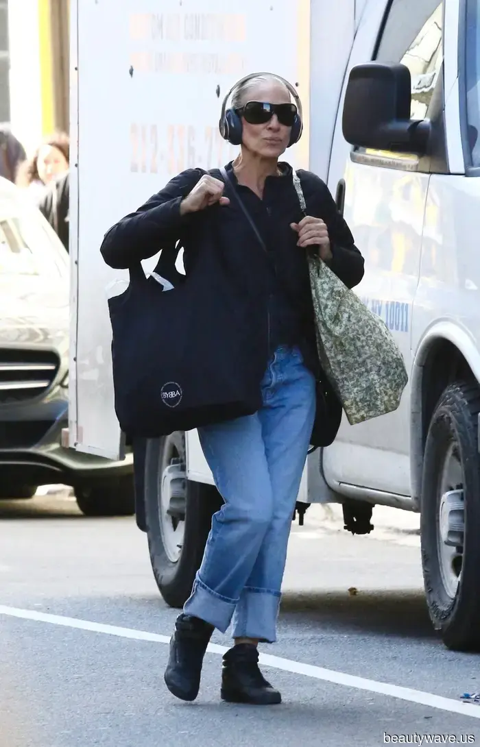 SJP Recently Wore Jeans with a Shoe Trend That Carrie Bradshaw Would Never Choose.