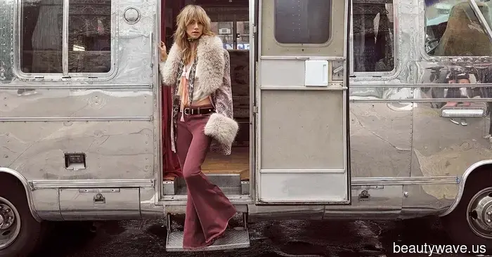 Suki Waterhouse spricht mit ihren Kleidern und denkt, dass sie besondere Kräfte gewinnen, wenn sie sie immer wieder trägt.