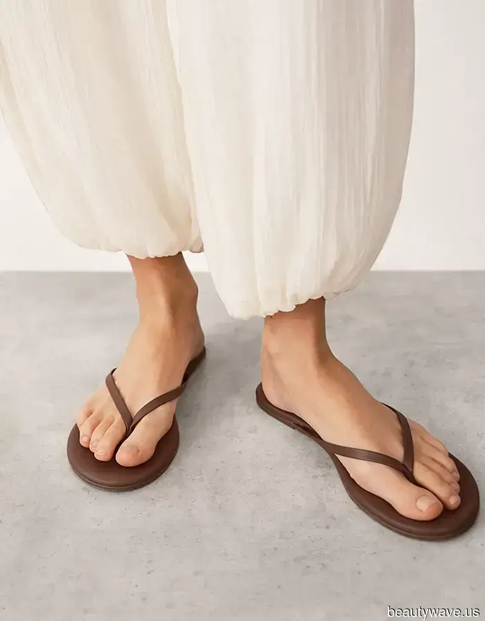 The Most Stylish Over-50s Confirm: Midi Skirts Pair Perfectly With These Two Summer Shoe Trends.