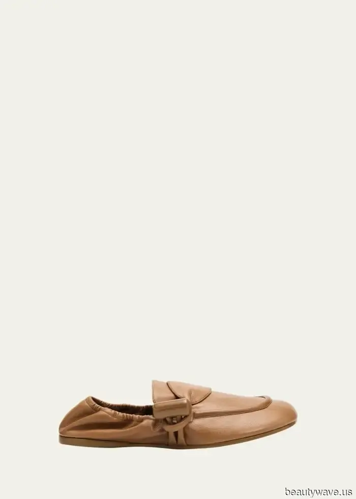 Los zapatos planos elegantes pero cómodos que la gente de moda conoce elevan los jeans en cuestión de segundos.