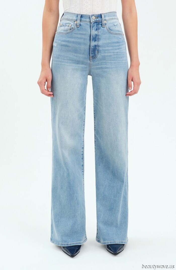 Forget the skinny jeans—*this* is the denim style that everyone is wearing with sandals.