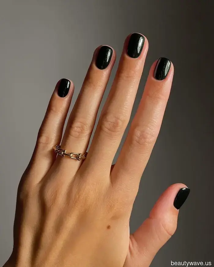 Elegante, senza tempo e ovunque guardi: I soli 9 colori di smalto scuro di cui hai bisogno per una manicure ultra-lussuosa