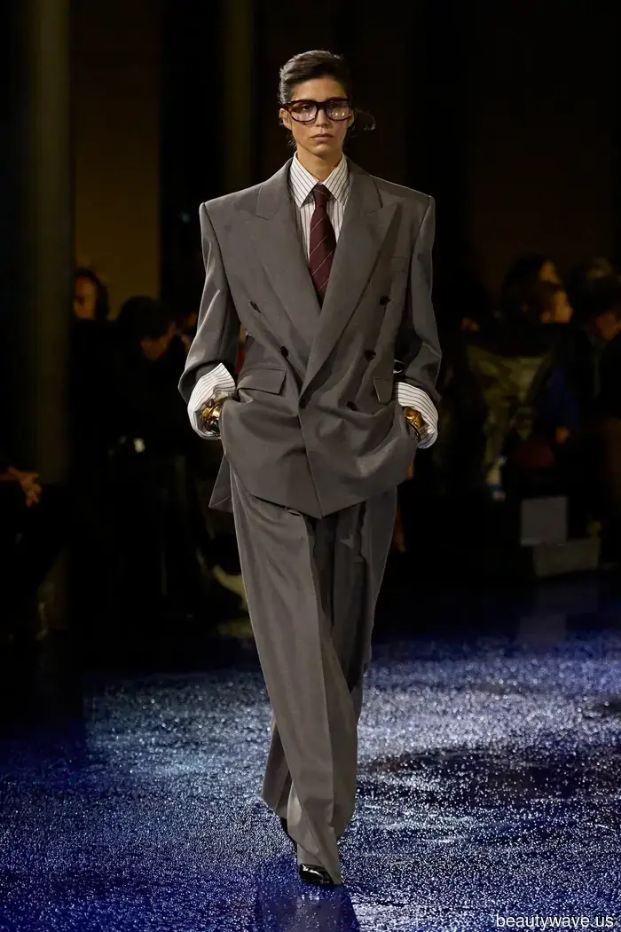 Neither Black nor White—This is the Stylish Neutral Color Combination That People in Paris Are Wearing