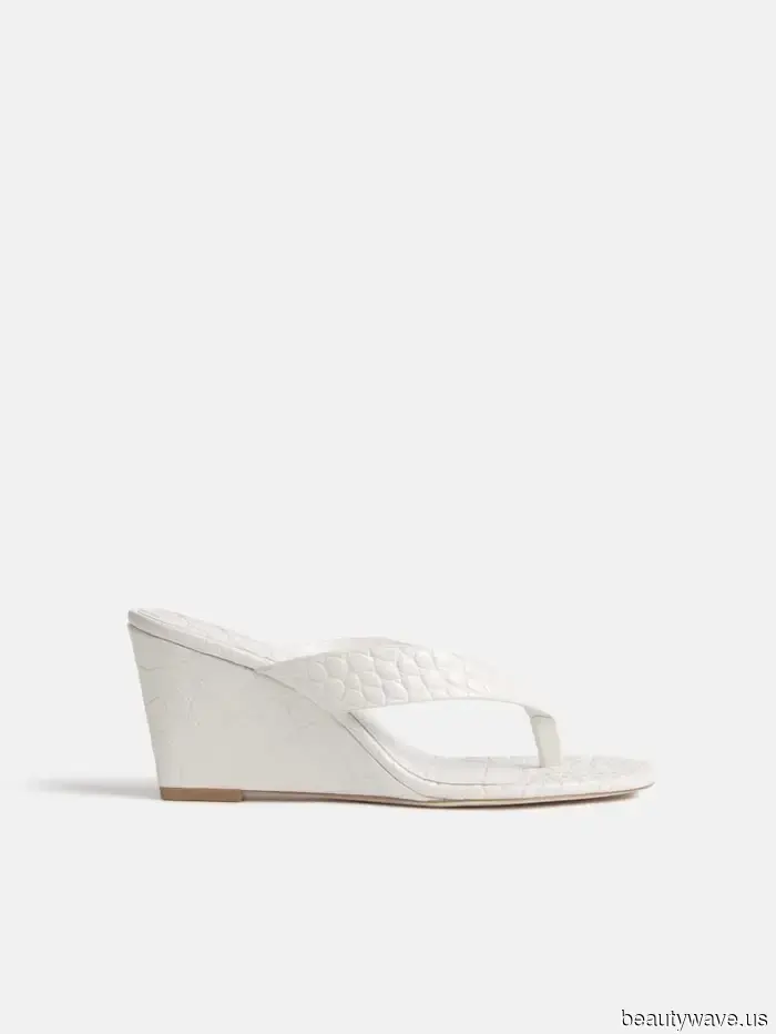 Ob es dir gefällt oder nicht, so stylen coole Mädchen den Sandalentrend des Sommers.