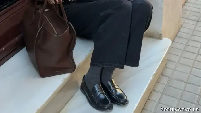 Le scarpe basse chic ma comode che le persone alla moda conoscono elevano i jeans in pochi secondi.
