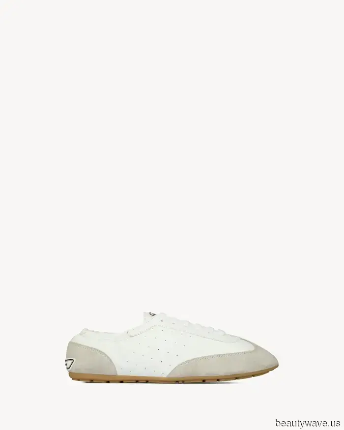 Promis in ihren 60ern stylen Jeans mit diesem einen Sneaker-Farbtrend.