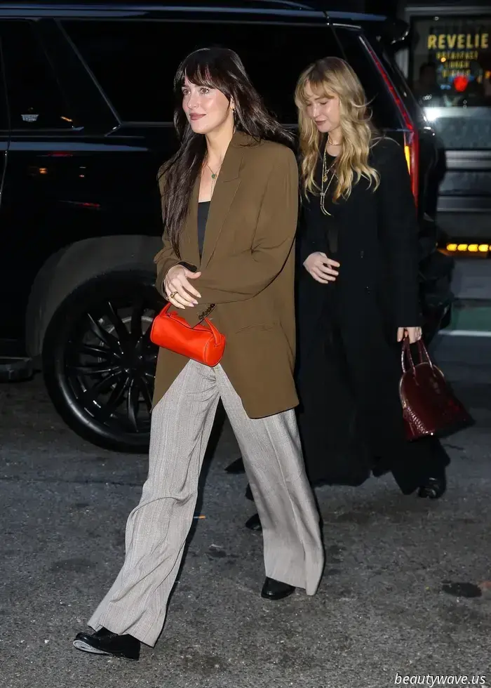 J. Law e Dakota sanno entrambi che questa scarpa rende i pantaloni su misura immediatamente più freschi