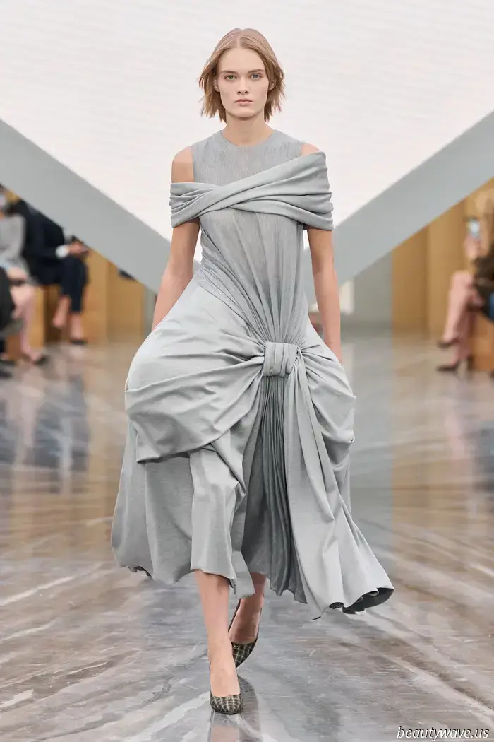 Chaquetas Bar reducidas, sombreros escultóricos y un gran paisaje de fantasía: Jonathan Anderson inicia un nuevo capítulo en Dior.
