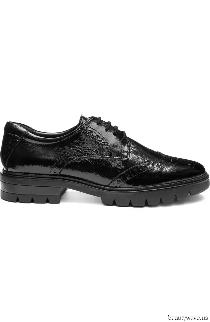 I mocassini sono fantastici, ma se sei annoiato, questa è la tendenza delle scarpe basse classiche da provare dopo.