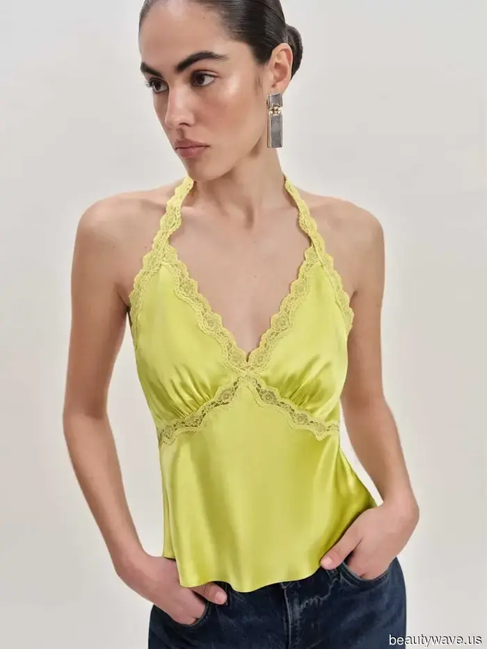 Es ist offiziell: Das ist der beste Farbtrend 2026, den man mit Marineblau tragen kann.