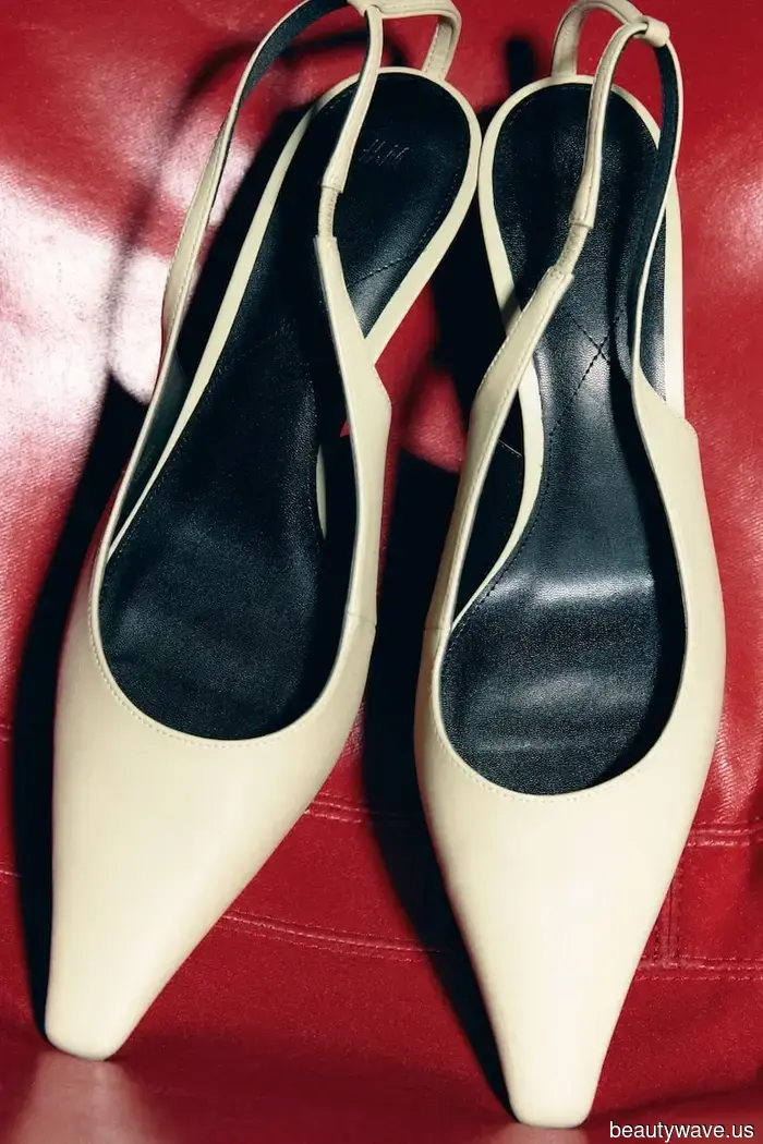 Victoria Beckham acaba de usar el color de zapato que hace que los vestidos burdeos se vean extremadamente elegantes.