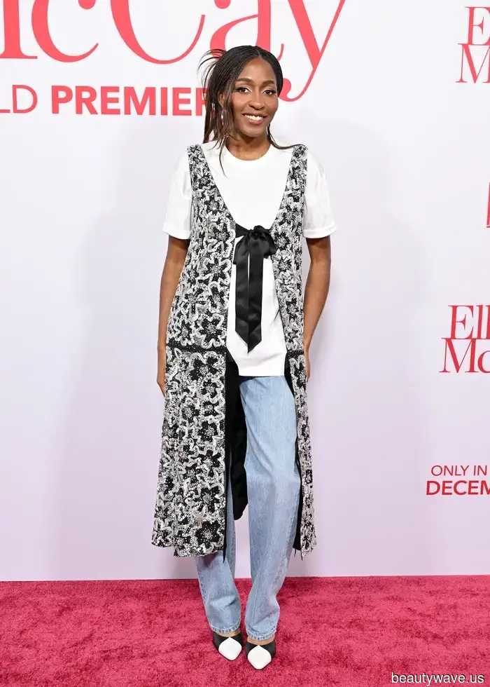 Ayo Edebiri hat gerade bewiesen, dass dieser elegante Schuhtrend hellblaue Jeans im Winter am besten zur Geltung bringt.