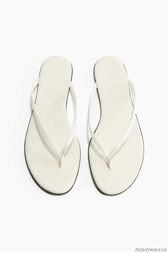 These sandals used to appear "cheap," but they have now evolved into something elegant.