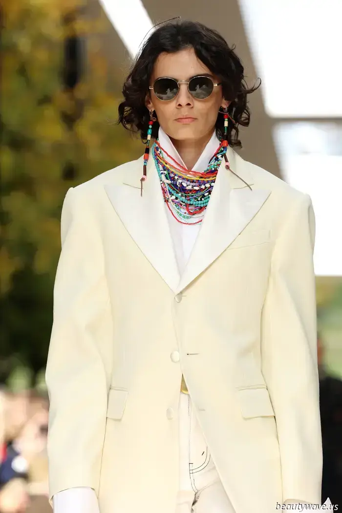Foulard di raso, colori primari e sartoria morbida — Michael Rider continua a imprimere il suo marchio sul preppy-borghese…