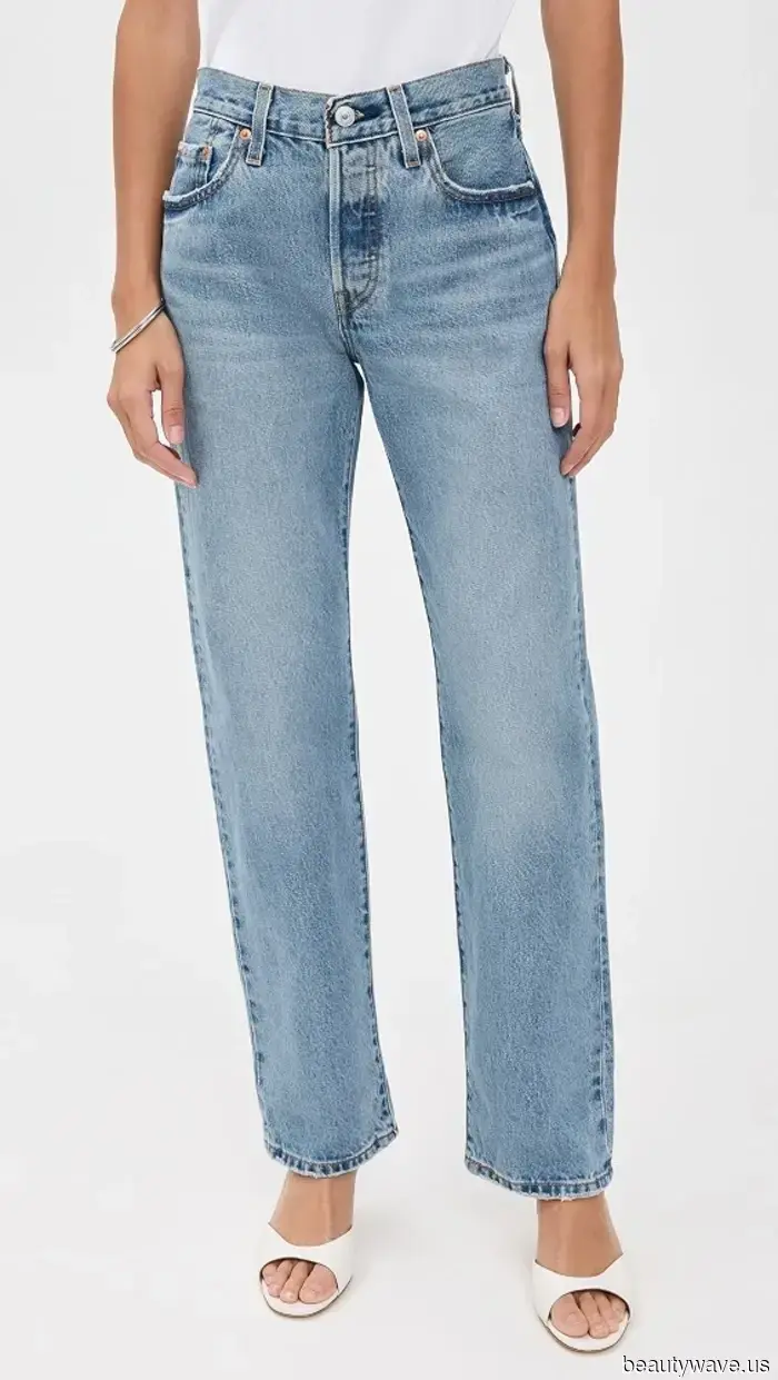 FYI: Questo modo "datato" di indossare una camicia button-down e jeans sembra essere di nuovo alla moda.