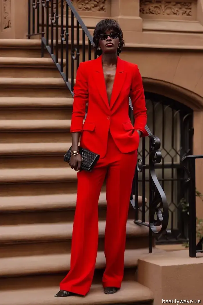 This is the chic bag style that will elevate the appearance of all your outfits, giving them a luxurious look.