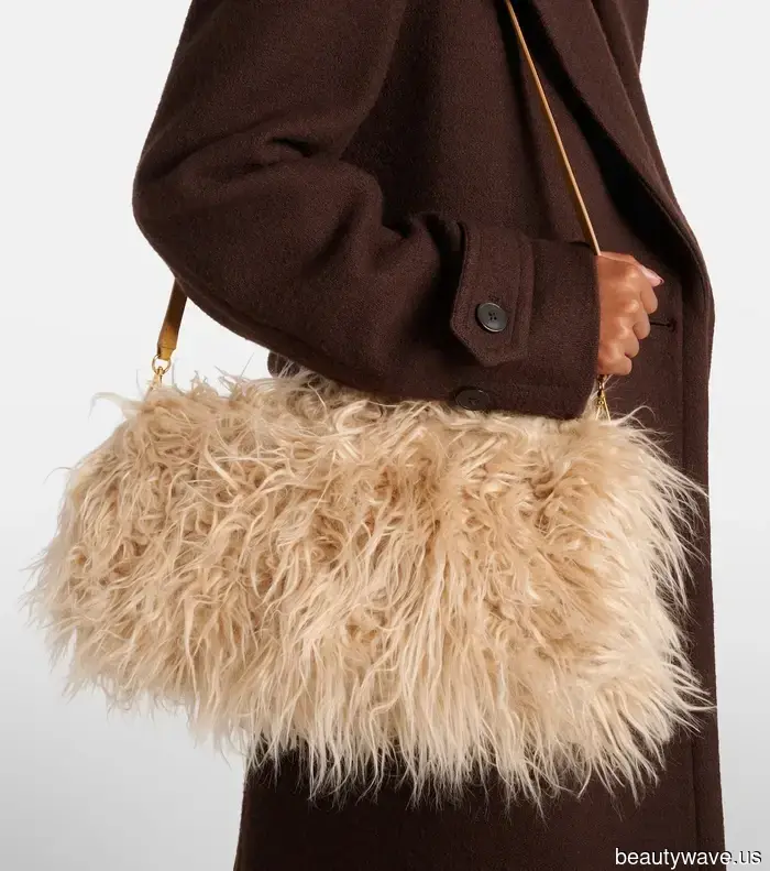 Diese 5 lustigen Handtaschen-Trends werden das Geheimnis hinter jedem großartigen Outfit in diesem Herbst sein.