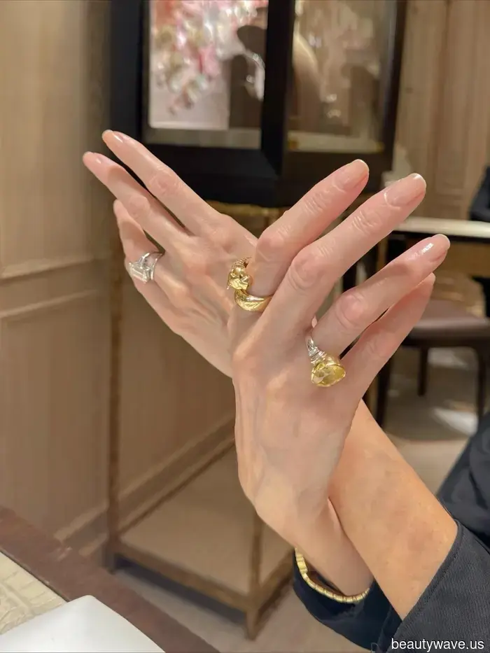 7 Colores de Uñas que las Personas Más Chic Están Usando en sus Manos Este Diciembre