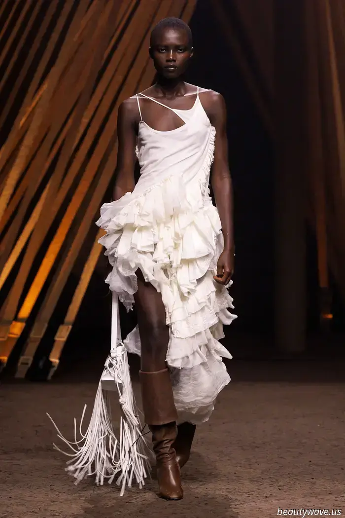 Korsetts, Fransen und jede Menge tiefsitzende Hosen: Alexander McQueen interpretiert die Uniform neu