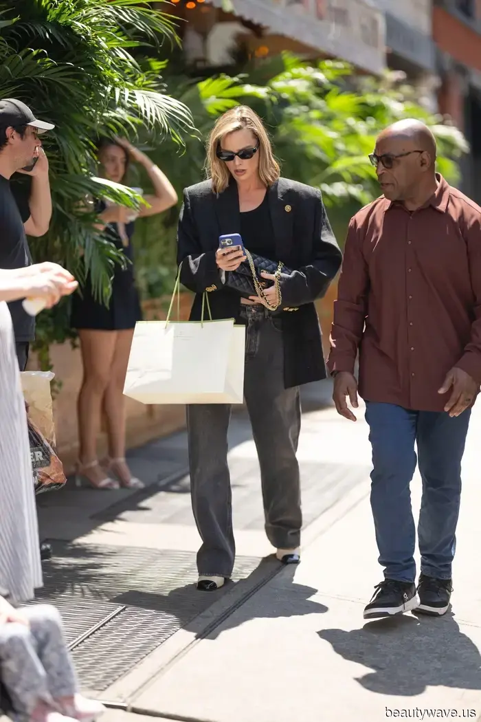 Quando è a New York, Margot torna sempre a questa formula di jeans, giacca e scarpe da ragazza cool.
