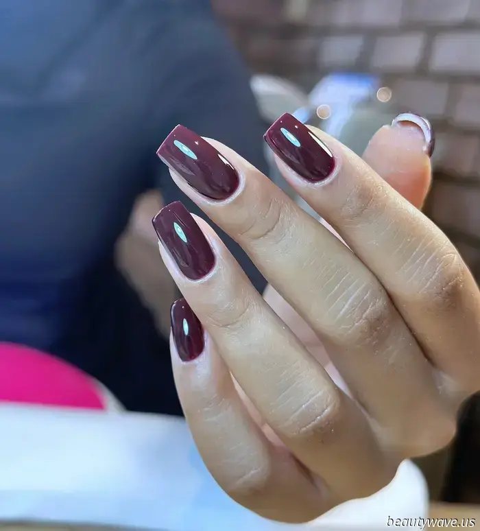 Kühler als Burgunder: Dieser schicke Nagellacktrend ist derzeit besonders beachtenswert.