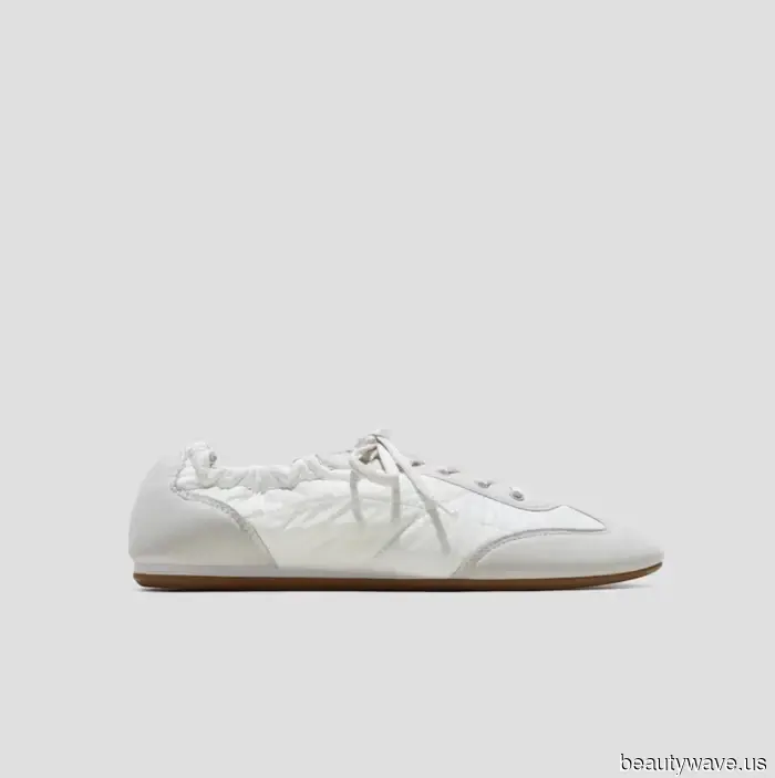 Hell gewaschene Jeans sind zurück&mdash;4 Schuhfarbentrends, die Modeleute dazu tragen.