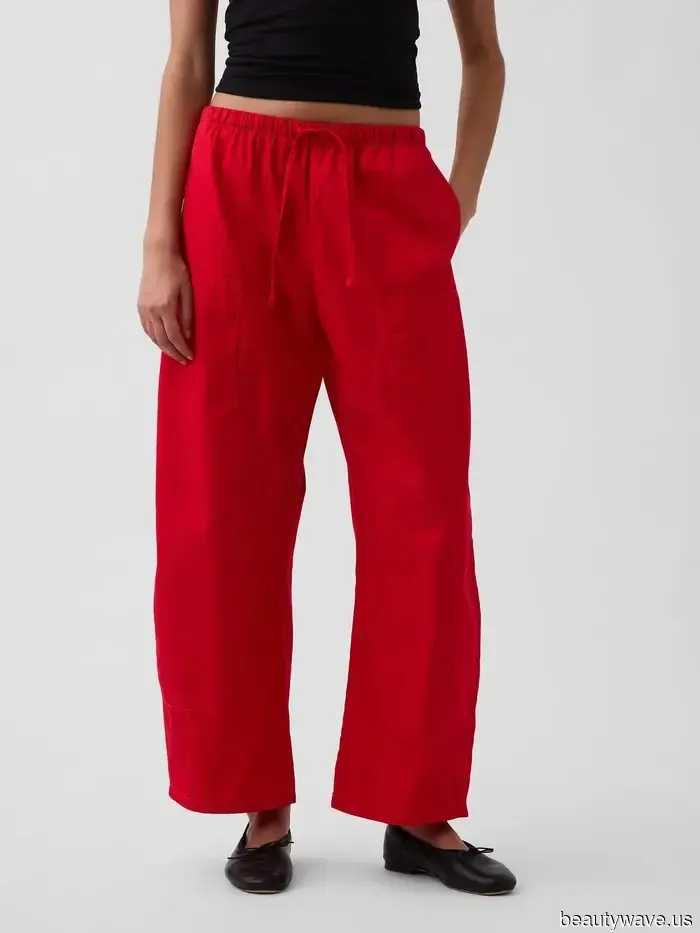 No Zapatillas: Las Elegantes Bailarinas Anti-Tendencia que la Gente de Moda en el Aeropuerto Lleva con Pantalones con Cuerda