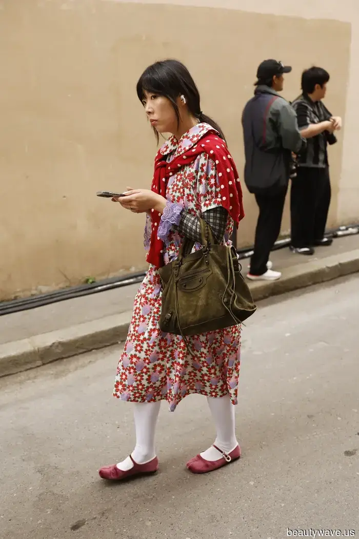 While many in New York deemed this flat trend as "outdated," Parisians continue to sport them everywhere.