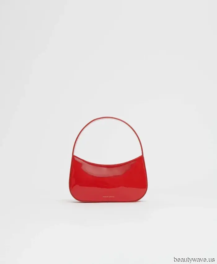 Statt Sneakers und Slipper tragen die Franzosen immer diesen schicken Schuhtrend mit cropped Jeans.