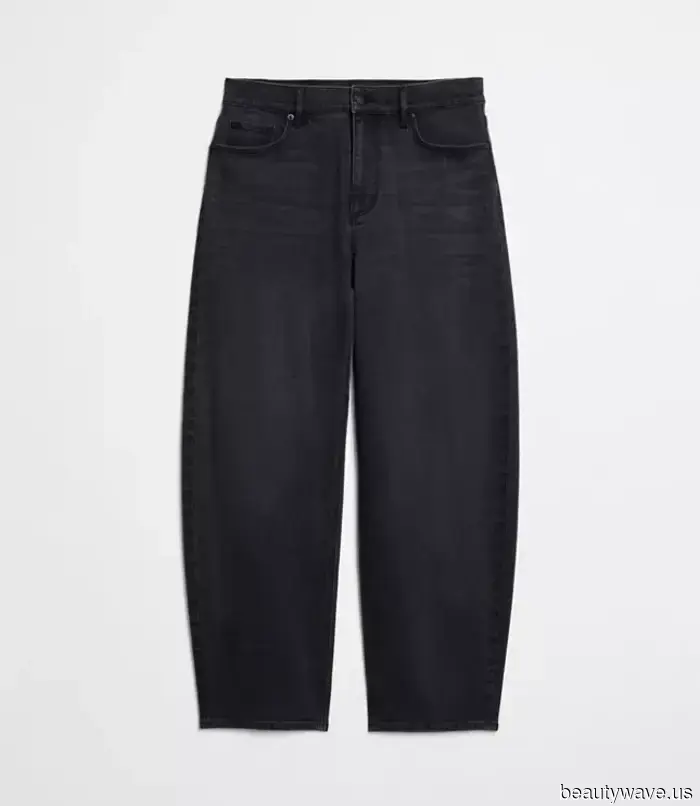 Abiti con Fiocco Rosso, Pantaloni di Velluto e Camicie da Smoking&mdash;Emma Roberts Condivide Cosa Indossa Questa Stagione Festiva