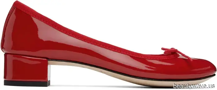 Los tacones negros están bien, pero la gente de moda sabe que este color de zapato se ve mucho más elegante con cada básico del armario.